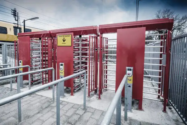 ia-full-height-turnstiles-red-entrance ia-full-height-turnstiles-red-entrance